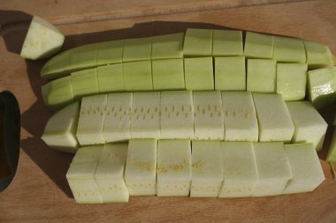 Taze dilimlenmiş organik kabak sebzesi yemek için hazır.