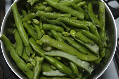 Alevdeki kapsülde taze fasulye sebzeleri pişiriyorum.