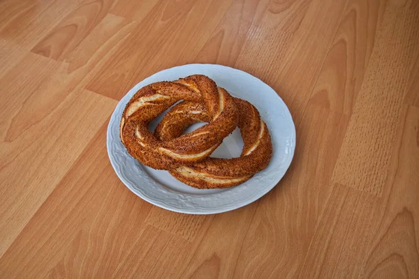 Simit, susam ve üzümlü Türk simidi.