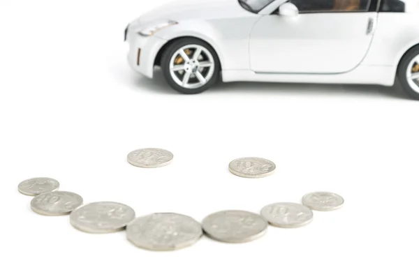 Κέρματα σε λευκό με αυτοκίνητο — Φωτογραφία Αρχείου