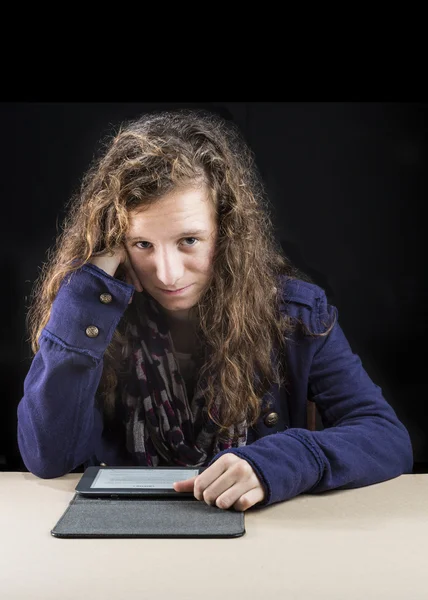 Teen reading on her e-reader — Stock Photo, Image