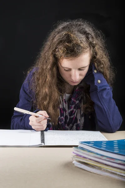 Adolescente faisant ses devoirs — Photo