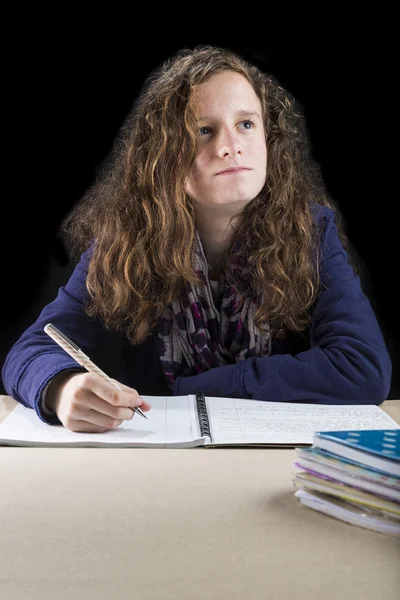 Adolescente fazendo seu dever de casa — Fotografia de Stock