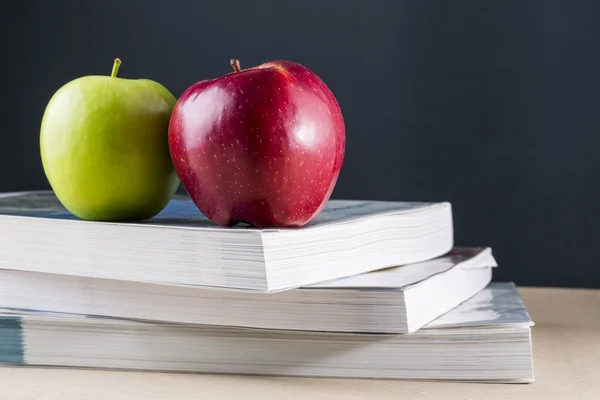 Apple på böcker — Stockfoto