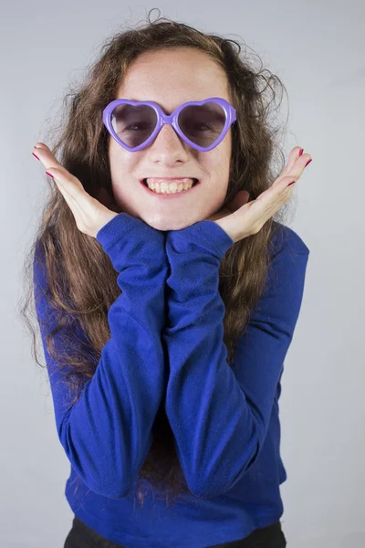 Подросток с солнцезащитными очками в форме сердца — стоковое фото