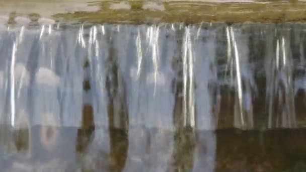 Flusso d'acqua nel fiume — Video Stock