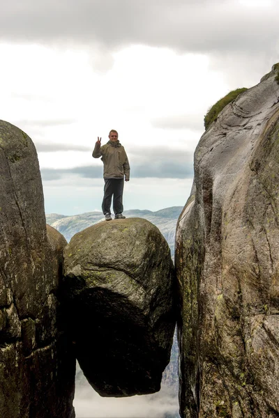 Man on Kjeragbolten — Stok Foto