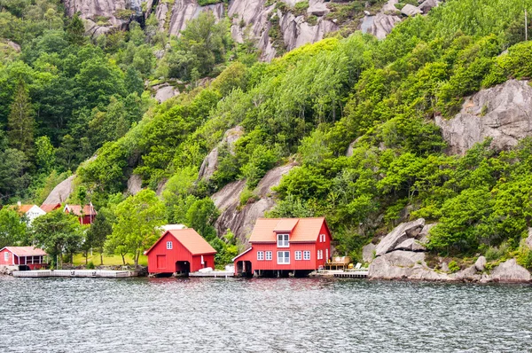 Röd fjord hus — Stockfoto