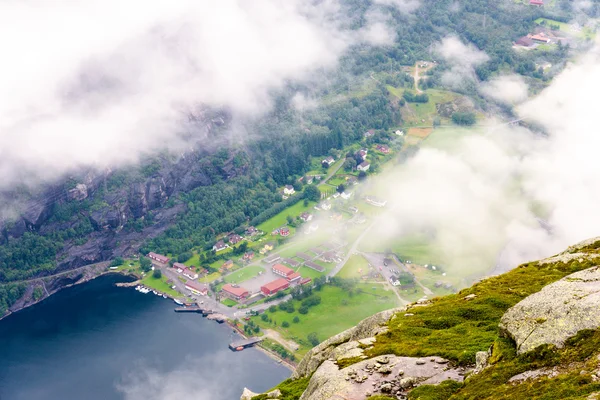 Vista de Lysefjord y Lysebotn desde la montaña —  Fotos de Stock