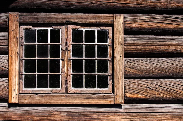 Väderbitna hus väggen loggfönstret — Stockfoto