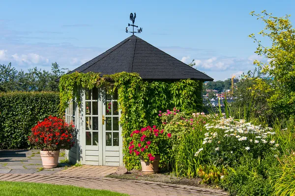 Lusthus i botaniska trädgården — Stockfoto