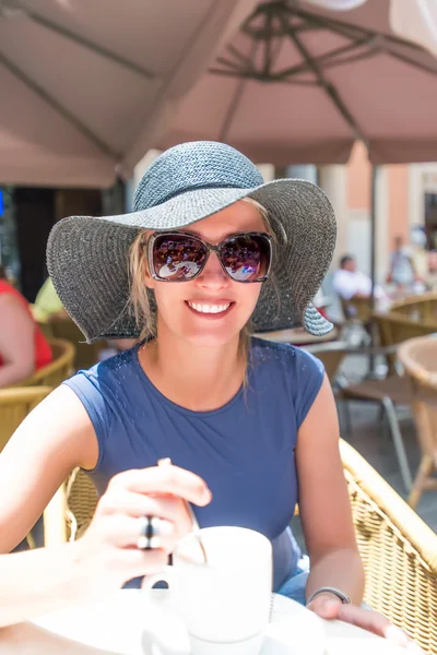 Woman in hat and sunglasses — Stock Photo, Image