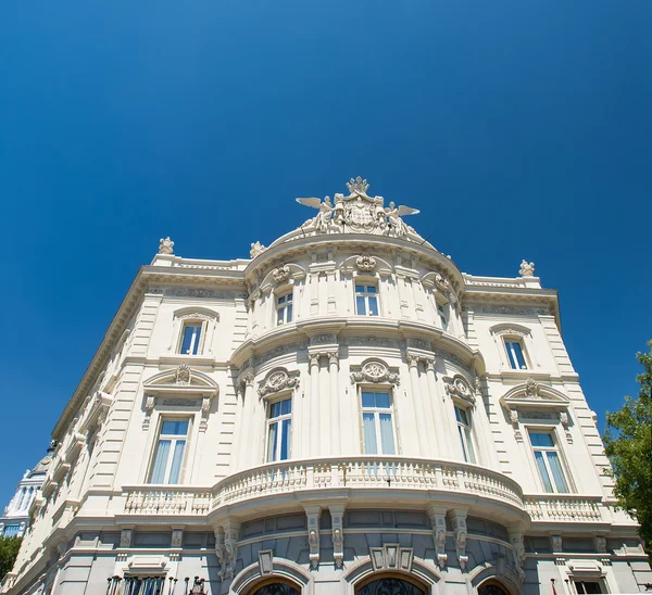 Edificio blanco en Madrid — Foto de Stock