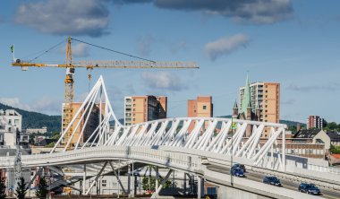 Modern köprüde zemin üzerine vinç ile görüntüleyin.