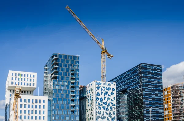 Moderno edificio con grúas en Oslofjord — Foto de Stock