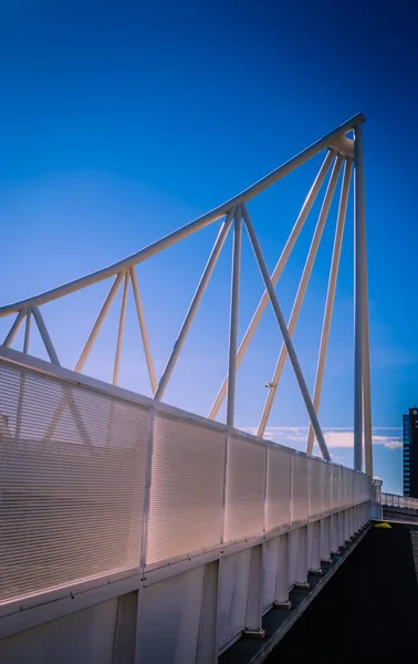 Moderner Brückenpylon vor blauem Himmel — Stockfoto