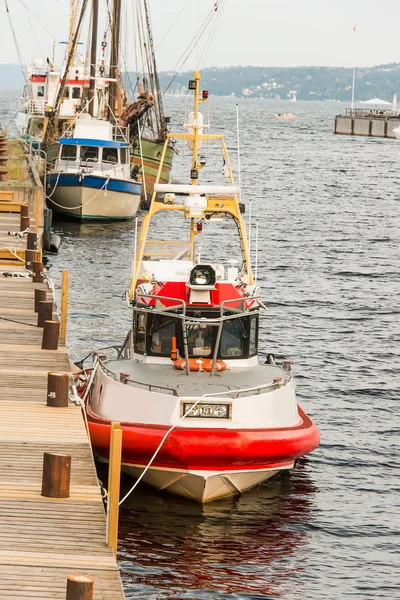 Seenotrettungsboot vor Anker — Stockfoto