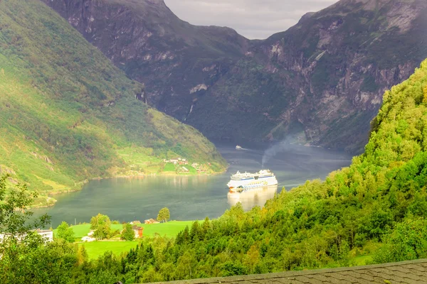 Statek wycieczkowy na fiordzie Geiranger — Zdjęcie stockowe