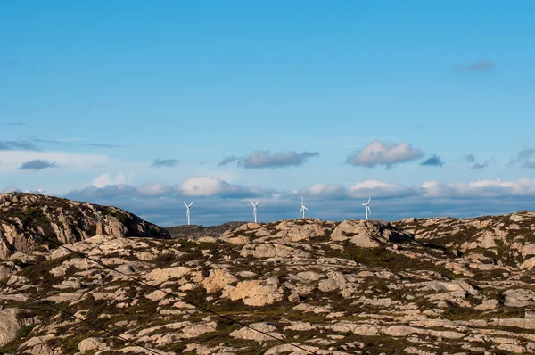 Cuatro molinos de viento en las montañas — Foto de Stock