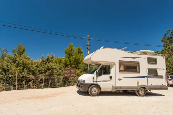 Area sosta camper su strada a Maiorca — Foto Stock