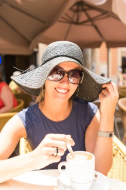 Kafkas sevimli genç kadın cafede kahve içme