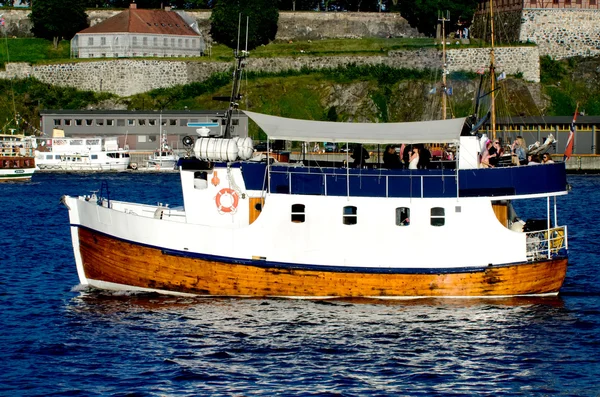 Barco com Fortaleza de Akershus Oslo Noruega — Fotografia de Stock