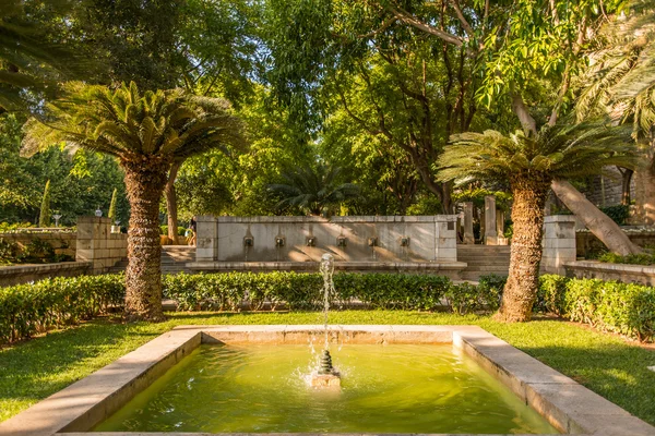 Fontein in de buurt van Kathedraal van palma de mallorca — Stockfoto