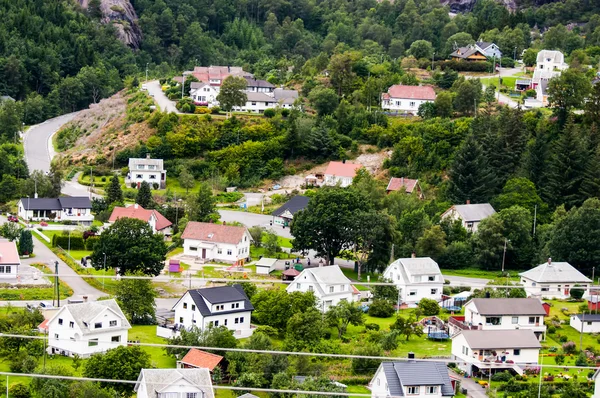 Beskåda av många hus på en kulle sida — Stockfoto