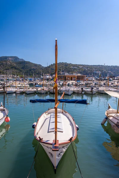 Puerto con barcos en Baleares — Foto de Stock