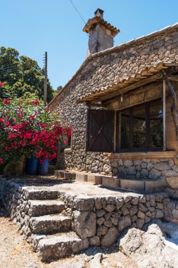 ev duvar ve çiçekler Mallorca ile pencere