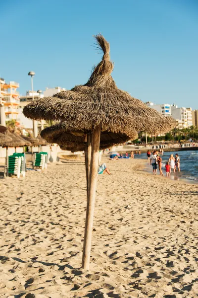 A szalma esernyő, egy trópusi tengerparton — Stock Fotó