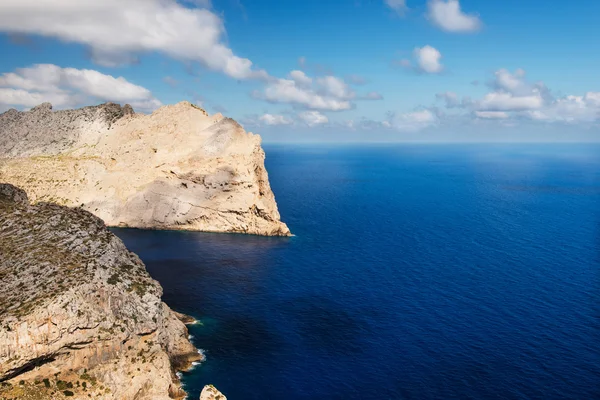 Θάλασσα ακτή στο Ακρωτήριο formentor στην ακτή της Μαγιόρκα, Ισπανία — Φωτογραφία Αρχείου