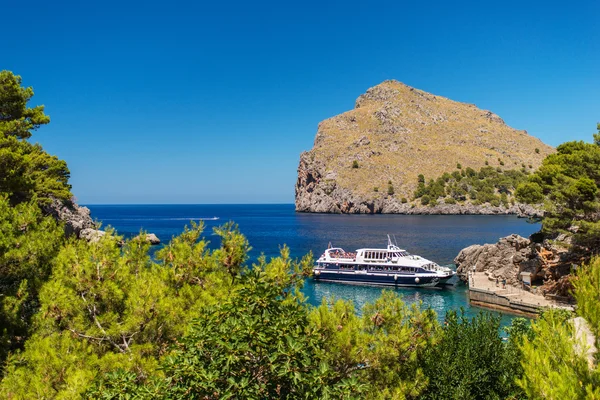 Exotische blauwe zee lagune en schip op mallorca Spanje — Stockfoto