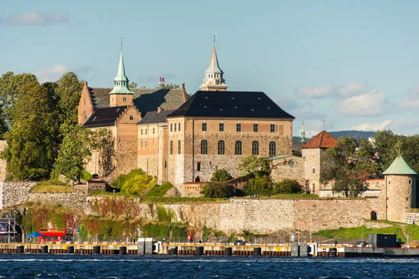 Vista para o porto de Oslo Fjord e para a Fortaleza de Akershus, Oslo, Noruega — Fotografia de Stock