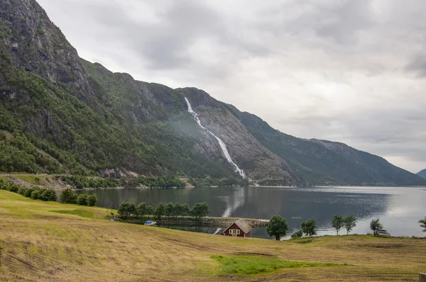 Waterfall and lake — Stock Photo, Image