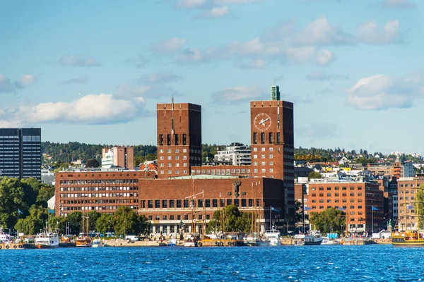 Oslo, Norvégia-Radhuset a tenger látványa — Stock Fotó