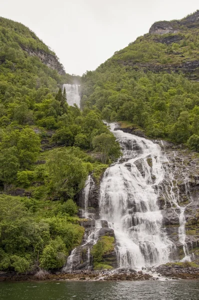 Cascade dans le fjord — Photo