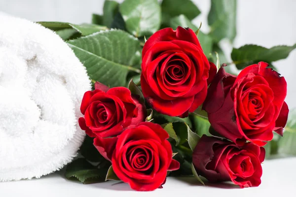 Fehér görgős törülköző rózsákkal — Stock Fotó
