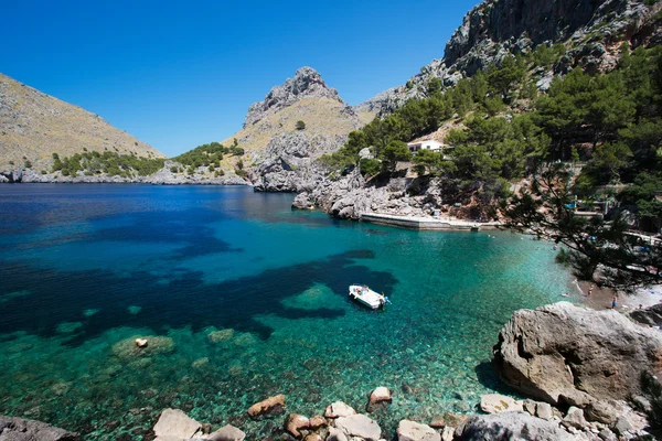 Bucht mit Boot auf Mallorca — Stockfoto