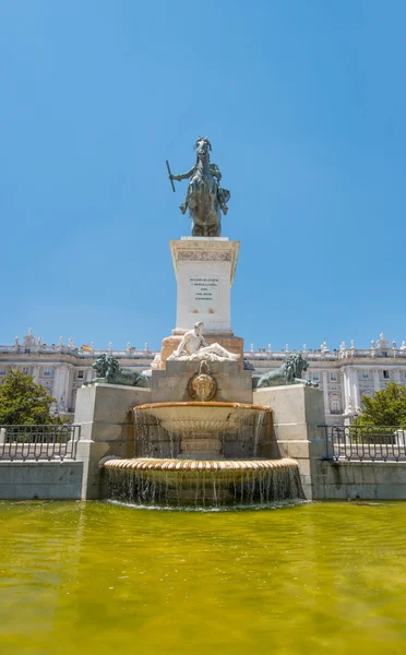 Мадрид Plaza de Oriente статуя Felipe Iv — стокове фото