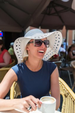 gülümseyen kadın içme kahve sokak kafe