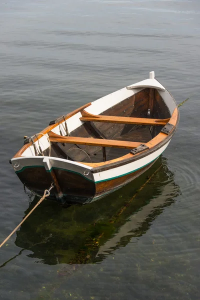 Barco de madeira na água — Fotografia de Stock