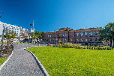 Norveç Ulusal Galeri ve mavi gökyüzü