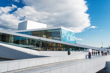 Oslo opera binası ve bulutlar