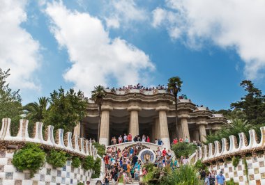 turistlerle dolu park Güell
