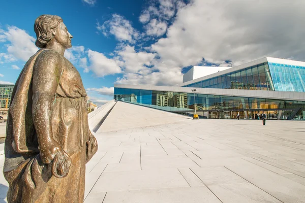 Estátua e Ópera de Oslo — Fotografia de Stock