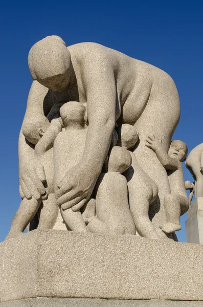 Vigeland park standbeelden moeder en kinderen — Stockfoto