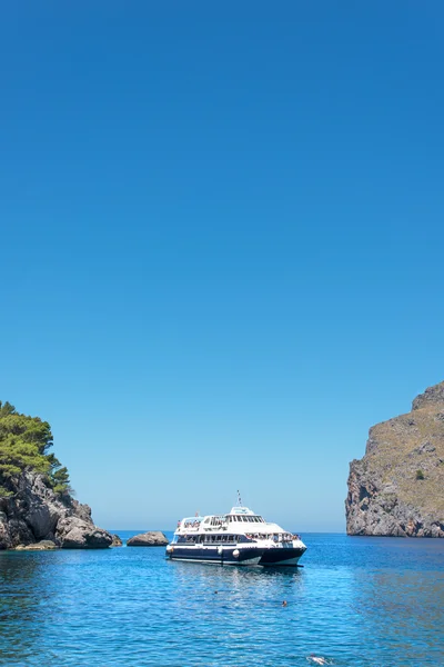 Het schip in de baai van Mallorca eiland — Stockfoto