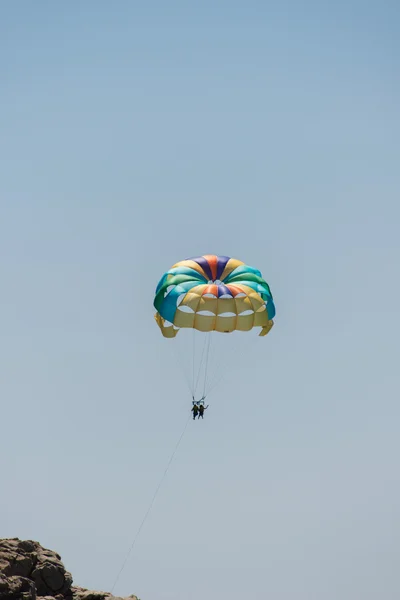 Pár parasailing — Stock fotografie