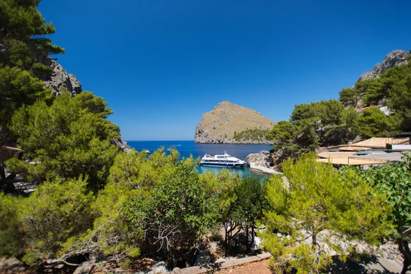 Het schip in de baai van eiland Mallorca — Stockfoto